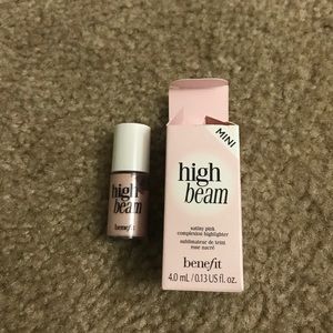 Benefit mini highlighter